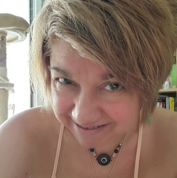 Meet your Posher, Miriam - Picture 1 of 2